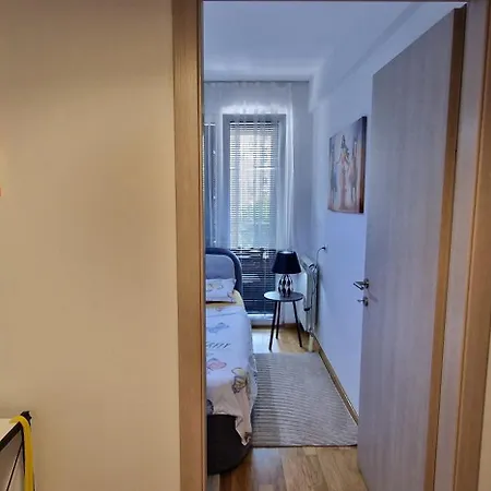 Srna Lux Aerodrom With Rent A Car סקופיה