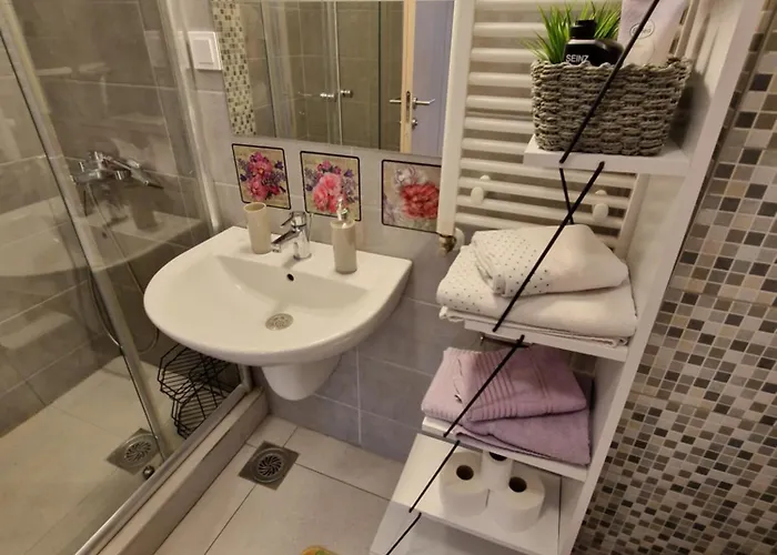 Aerodrom Golden Apartment Self Check In & Free Parking 스코페